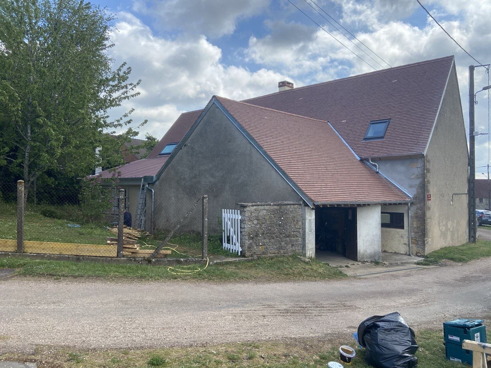 Toiture en tuiles neuves avec fenêtres de toit posées sur une maison de l’Yonne