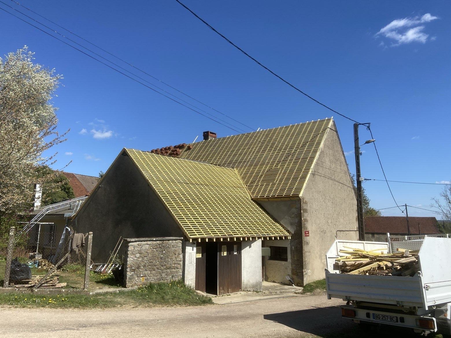 Charpente et liteaunage neufs sur une grange rénovée dans l’Yonne