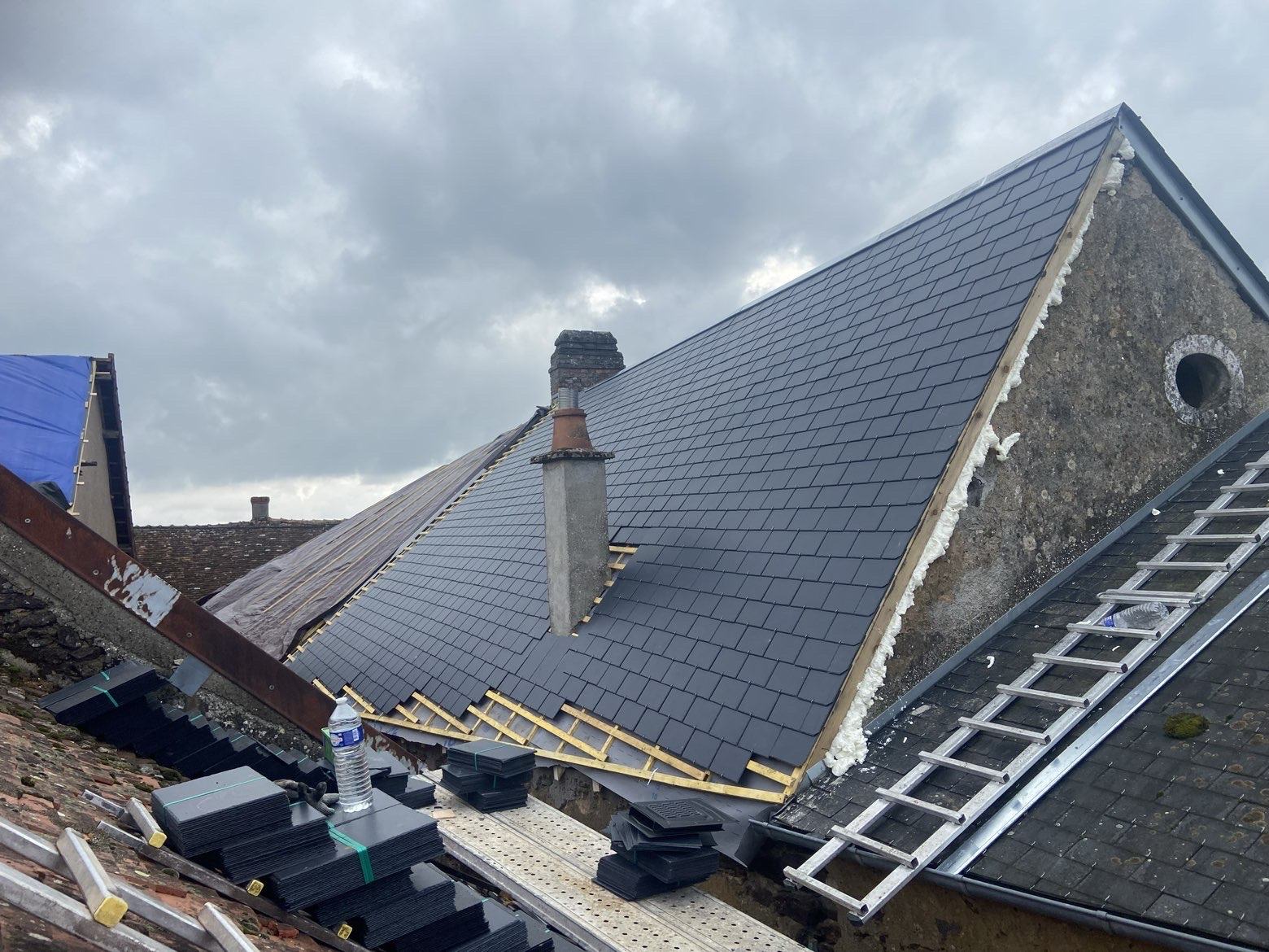 Toiture en ardoises neuves posée par KG Habitat 89 sur une maison de l’Yonne