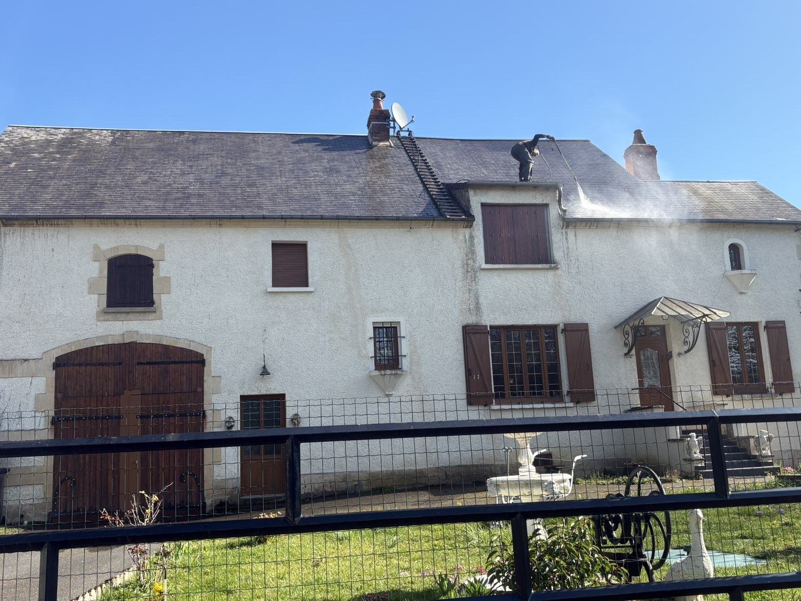 Démoussage haute pression d’une toiture en ardoises sur une longère de l’Yonne