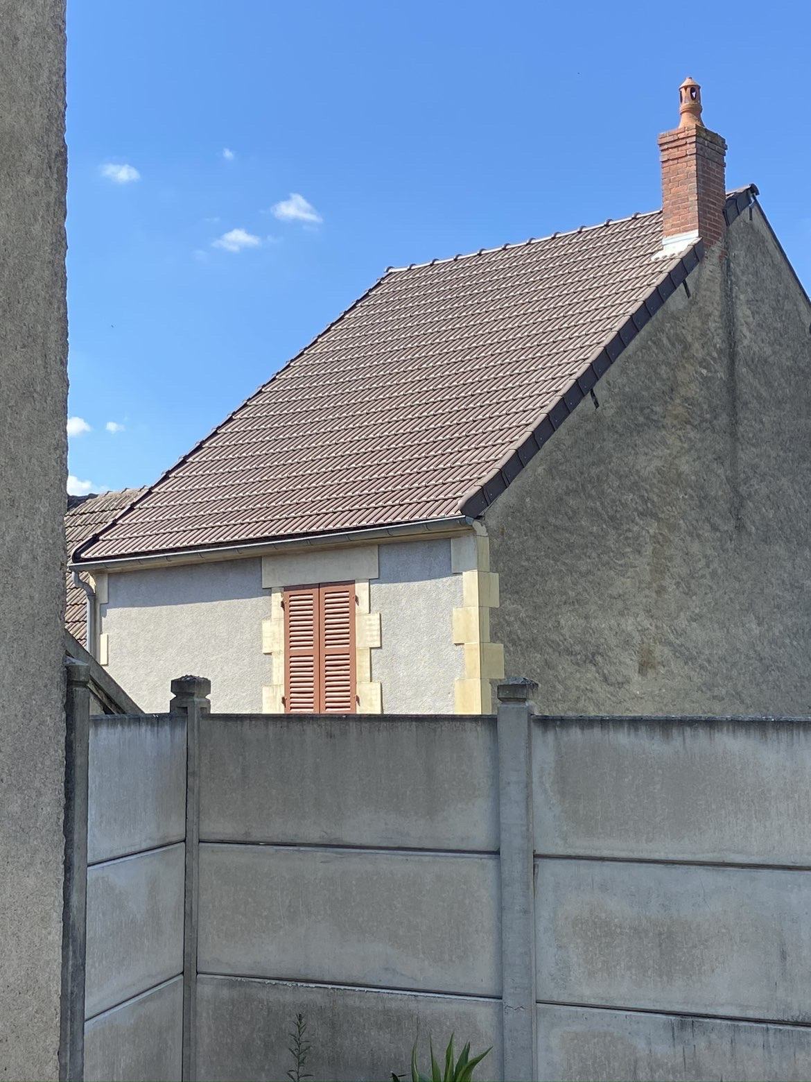 Toiture en tuiles neuves terminée avec rives et gouttière sur une maison de l’Yonne