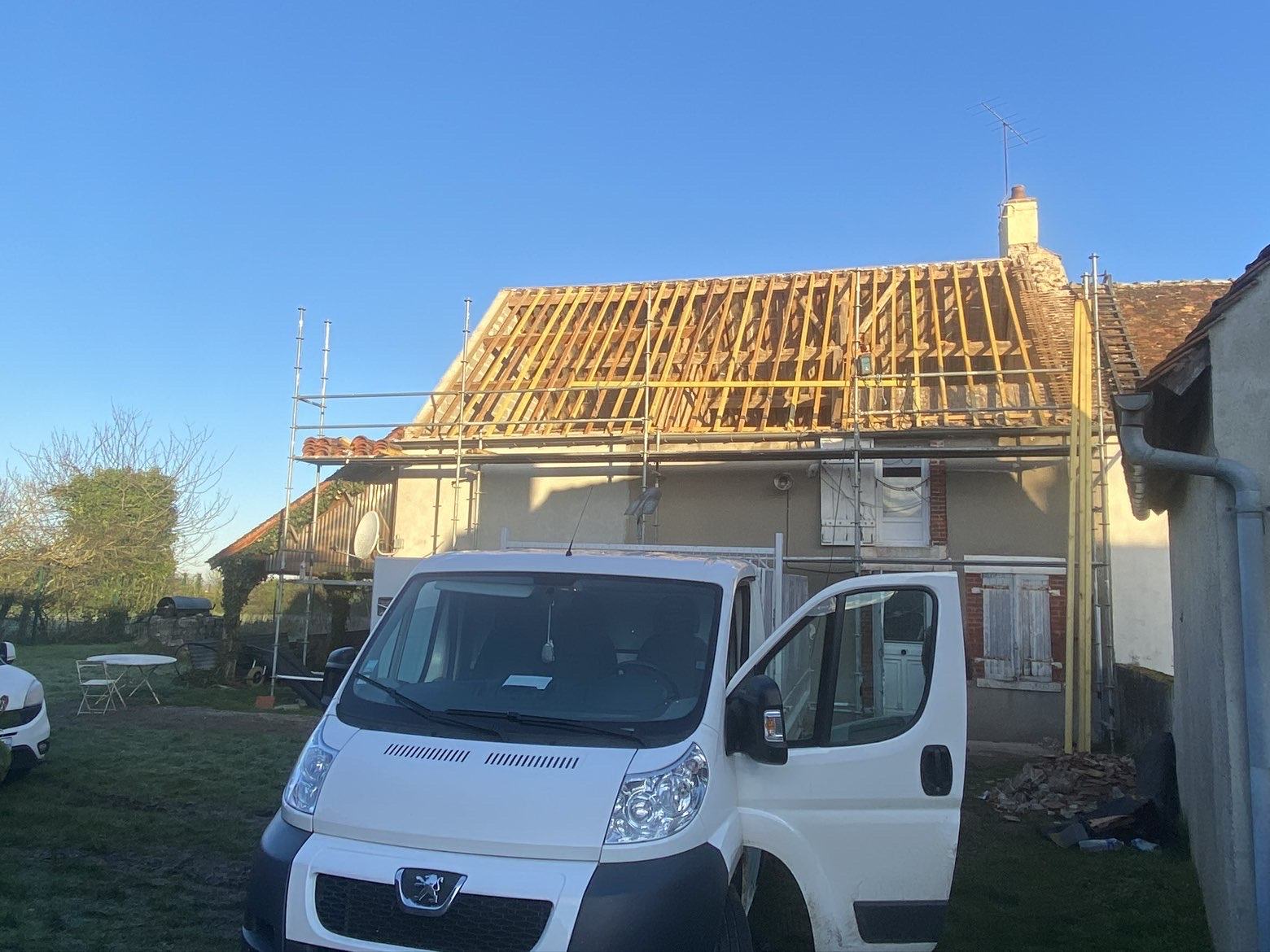 Dépose de couverture et charpente mise à nu sous échafaudage sur une maison de l’Yonne