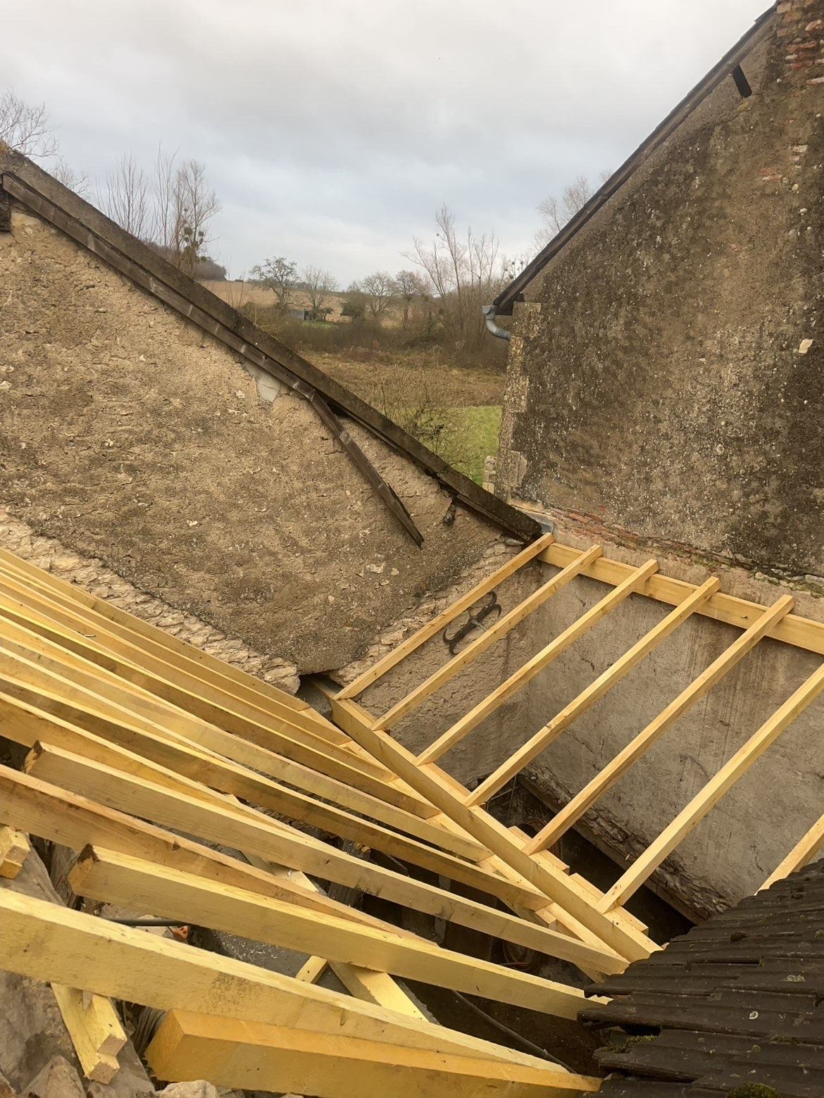Charpente neuve en bois massif reconstruite sur une maison ancienne
