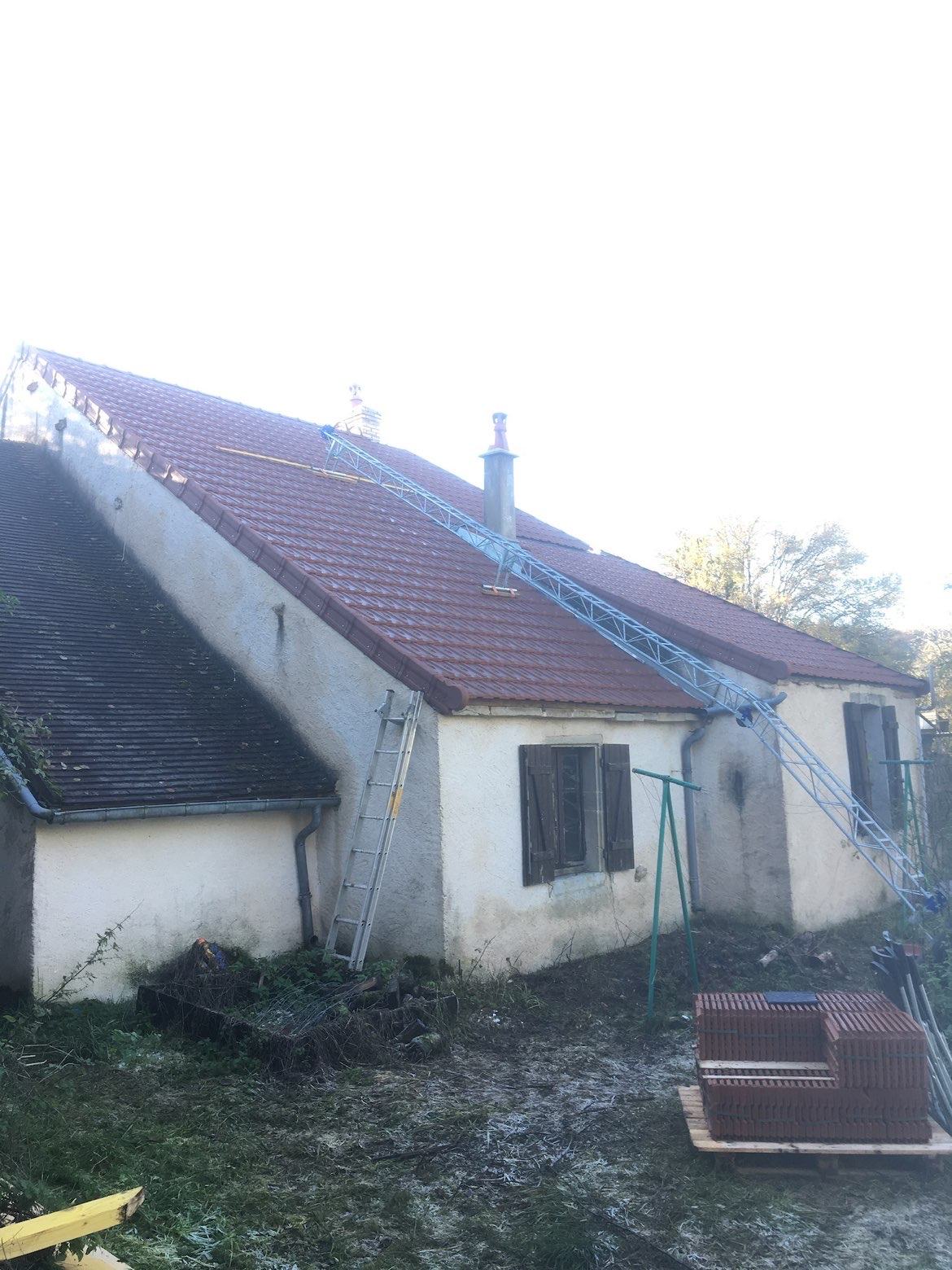 Toiture en tuiles neuves terminée sur une longère de l’Yonne